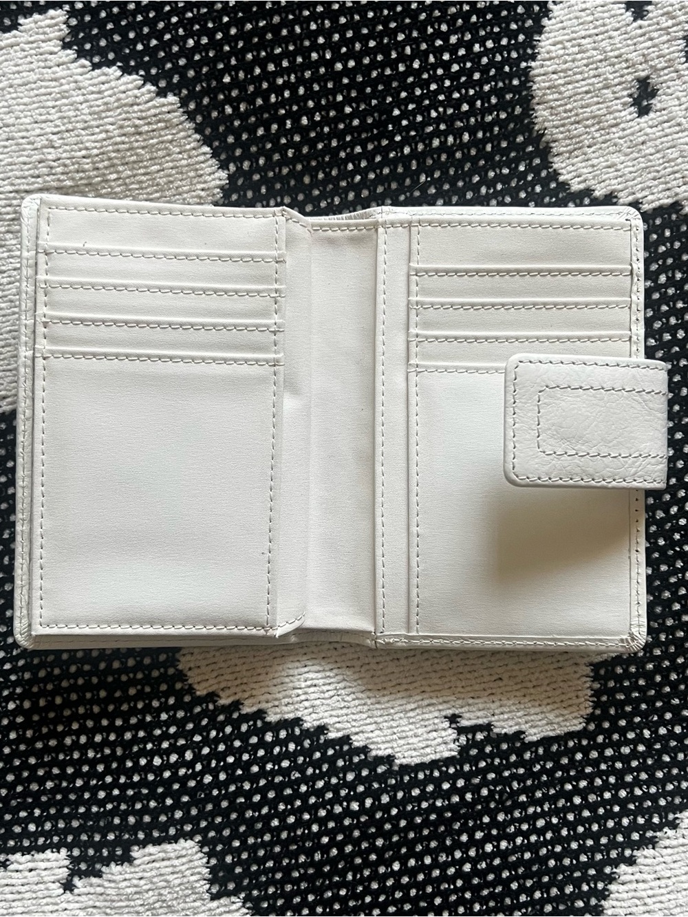White Fossil Heart Valentine’s Day Wallet - Picture 4 of 4